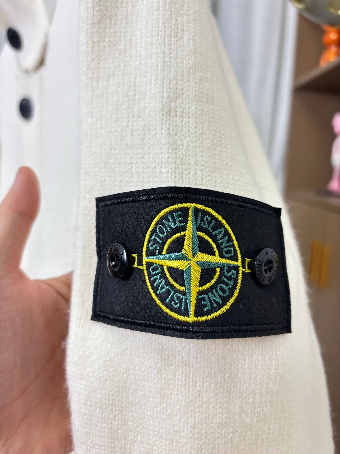 P340 Style number: DC172# Stone Island knitted woolen splicing wool cardigan jacket. The whole garment is made with high-quality machines imported from Germany. Three types of machines. Three weaving methods. The process is complex and tedious. Customized color-dyed wool➕wool splicing. High gram weight, high density and ultra-high quality. The wool is soft, delicate and skin-friendly, and feels soft and silky! The inside is a zipper design and the outside is a button design. The whole garment has nine buttons. It weighs more than 1 kilogram. Color: off-white. Size: S-M-L-Xl.